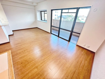 【居間・リビング】 | ライオンズマンション金剛 | 東向き日当たり良好！たっぷりの陽光に包まれる明るい住まい！