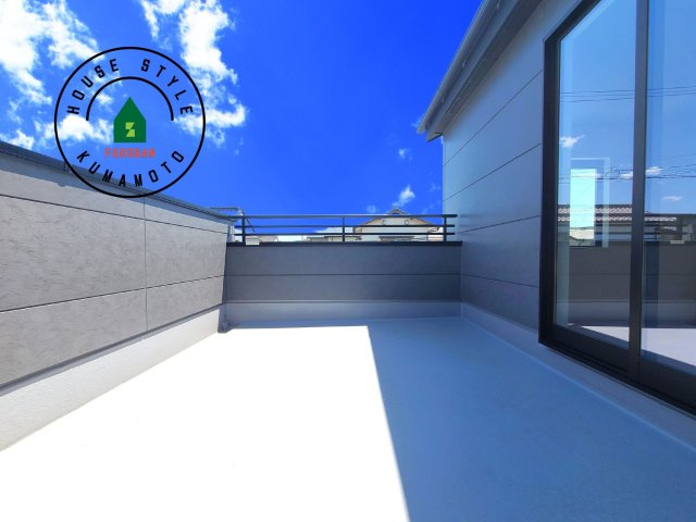 熊本市東区新南部2丁目第1-2棟(2号棟)の外観：施工例|風をしっかりと感じられるバルコニーでは、毎日が洗濯日和です。広々としているので洗濯も楽しくなるでしょうし、気分転換にバルコニーからの眺めを楽しむのもいいでしょう。