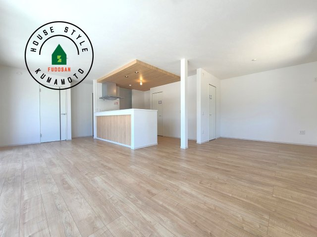 熊本市東区新南部2丁目第1-2棟(2号棟)の内観：施工例|キッチンからリビングをしっかり確認できます。家族の笑顔があふれる空間になりそうですね。