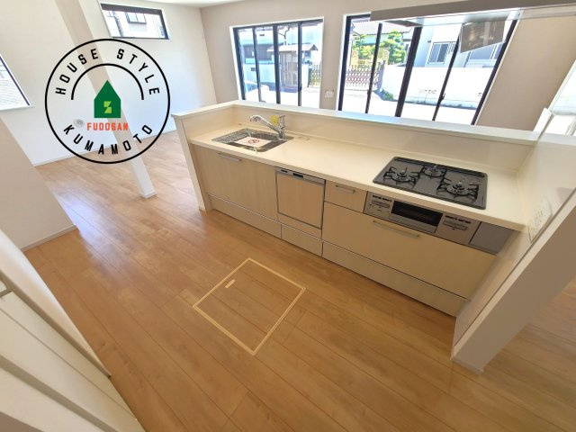 熊本市東区新南部2丁目第1-2棟(2号棟)の内観：施工例|ご家族を近くに感じられる対面キッチンのLDK。会話もはずみそうですね。