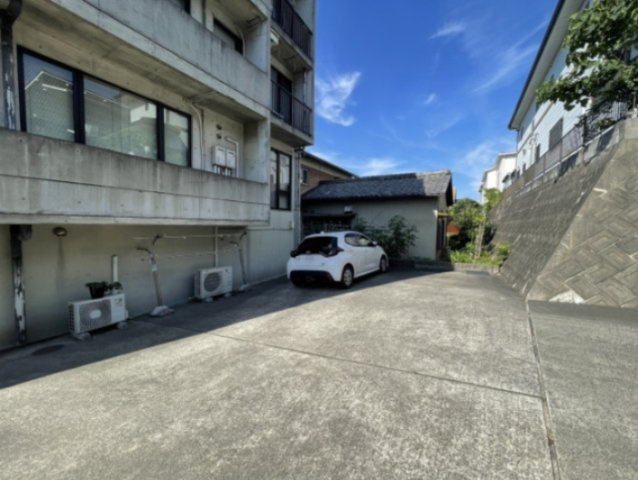 ソリッドビルの駐車場