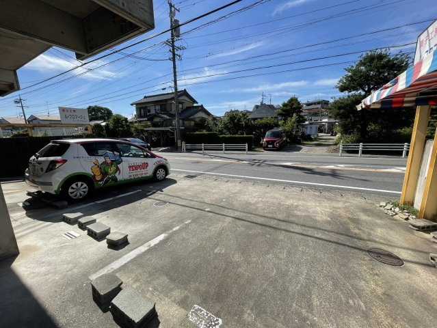 ソリッドビルの駐車場