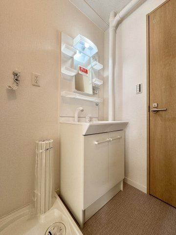 幸町コーポの独立洗面台|洗面台の隣りに洗濯機パンを設置しました。