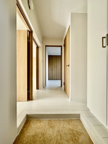 幸町コーポのその他|東側からの玄関を入ると全ての部屋につながる廊下があり開けた印象です。