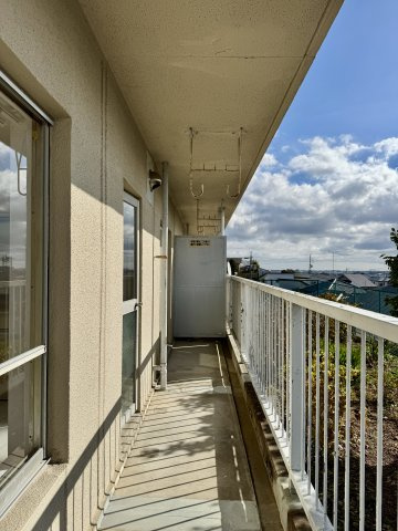 幸町コーポのバルコニー|2部屋から出入り可能な幅広の使い勝手の良いバルコニーです。