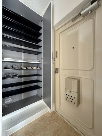 幸町コーポの玄関|玄関横にはたっぷり履物等を収納できるシューズボックスがあり、
玄関周りをいつでもスッキリとした状態に保つ事ができます。