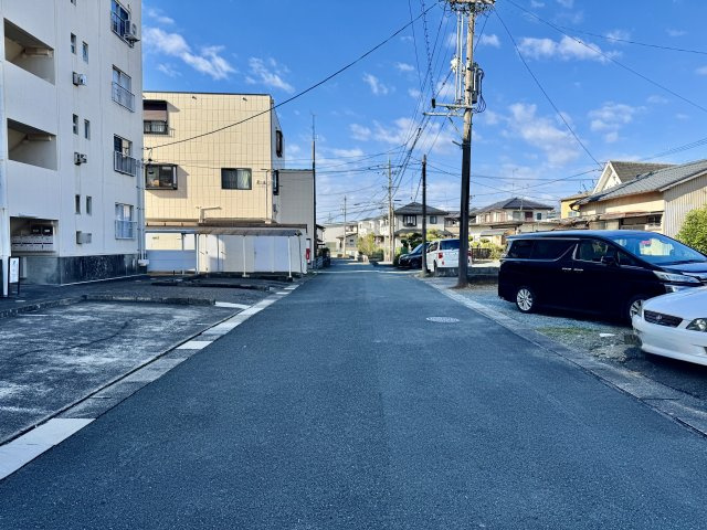幸町コーポの周辺|マンション北側の前面道路です。行き止まりになるので車の往来は少ないです。