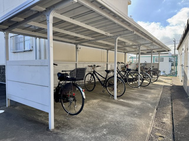 幸町コーポの駐輪場|屋根付きの駐輪場で雨風から愛車を守ってくれます。