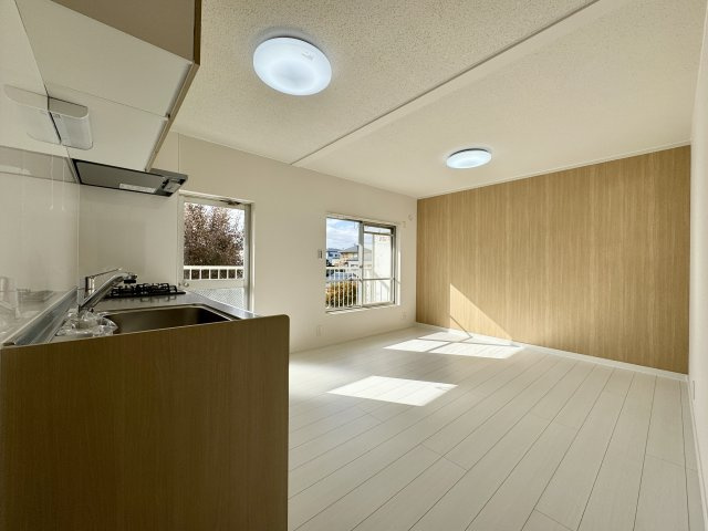 幸町コーポの居間・リビング|リフォーム済の南側から陽射しが入る明るいLDKです。