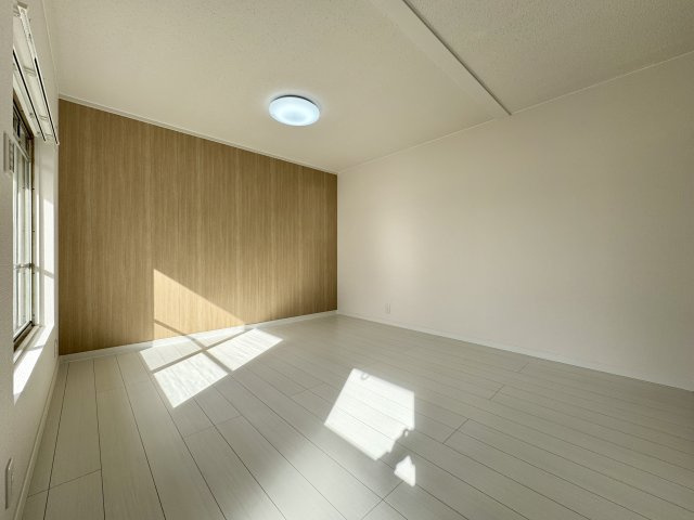 幸町コーポの居間・リビング|全居室明るい色味のフローリングで統一されています。
アクセントクロスがオシャレです。