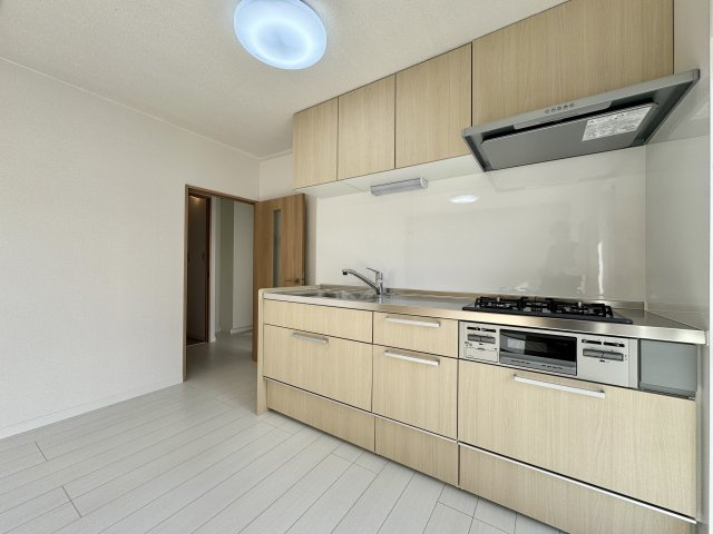 幸町コーポのキッチン|新品のシステムキッチンでお料理もはかどります。
換気扇も見た目スッキリでお掃除らくらくタイプです。