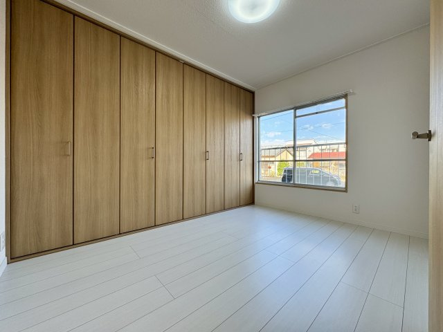 幸町コーポの洋室|北側６帖洋室ですが、窓があり明るいお部屋です。