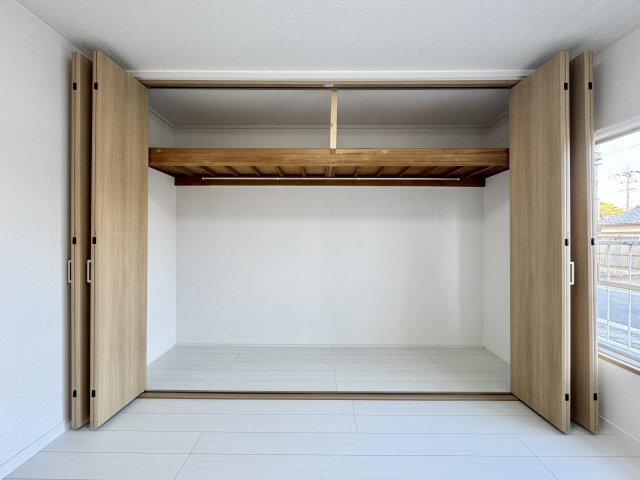 幸町コーポの収納|６帖の部屋には壁面一面にクローゼットが設置され、たっぷりの収納スペースが確保されています。