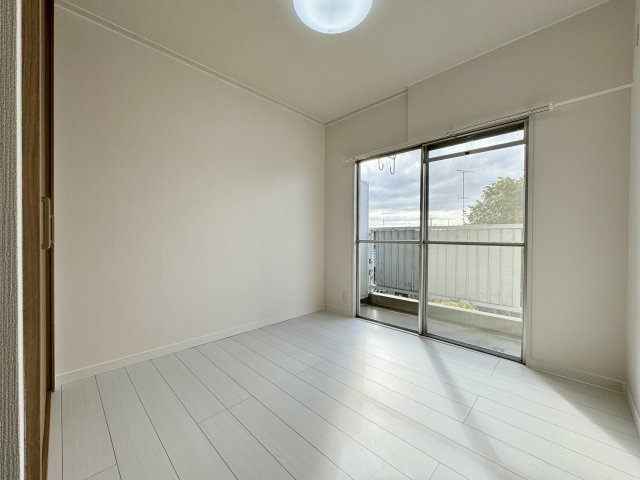 幸町コーポの洋室|バルコニーにつながる南側4.5帖洋室です。