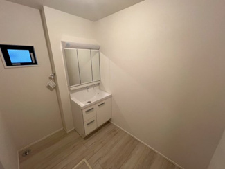 【脱衣所】 | 美女木8期　１号棟 | 広く清潔感のある脱衣所で、身支度もしやすい空間です。
自分好みにアレンジするイメージも広がります。
1階部分に洗面所があり、帰宅後すぐに手洗いうがいができるのも便利です。