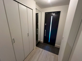 【玄関】 | 美女木8期　１号棟 | 収納がたくさんできる玄関です。
鏡付きのシューズ収納で、収納だけでなくお出かけ前の身支度チェックもできます。