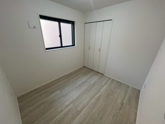 【洋室】 | 美女木8期　１号棟 | 約4.1帖の洋室。
シャッター付きの窓で災害時も安心◎
クローゼット完備で収納力も抜群です！