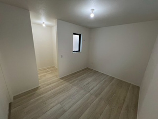 【洋室】 | 美女木8期　１号棟 | 約5.0帖の洋室。
洋服がたくさんある方も安心の、ウォークインクローゼット付き！
自分好みのおしゃれな空間を作れます。