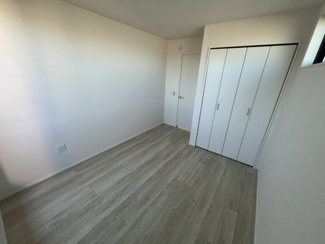 【洋室】 | 美女木8期　１号棟 | 約5.4帖の洋室。
小さなバルコニー付きで、風通しも良く、気持ちよく過ごせます。