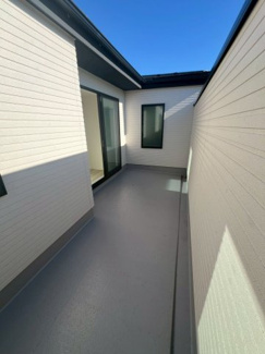 【バルコニー】 | 美女木8期　１号棟 | 3階には、大きなバルコニーがあります。
洗濯ものを干すのにも最適！
椅子を出して、ピクニック気分も楽しめます♪