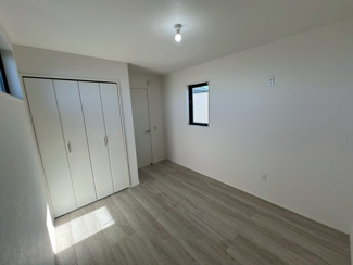 【洋室】 | 美女木8期　１号棟 | 約5.4帖の洋室。
日当たりも良く、風通しの良いお部屋です。
気持ちよくお昼寝したくなること間違いなし！