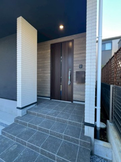 【エントランス】 | 美女木8期　１号棟 | カジュアルで、すっきりとしたデザインの玄関。
宅配ボックス付きで、不在時のお荷物受け取りも安心！
階段の段差も低く、小さなお子様の乗り降りも安心です◎