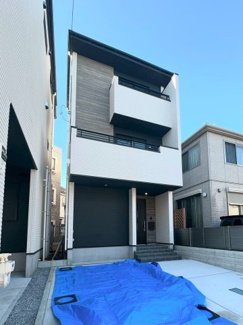 【外観】 | 美女木8期　１号棟 | 幼稚園・小学校が近く、ファミリー層におすすめの物件です。
前面道路も広く、車の出し入れがしやすいのも魅力！
収納スペースも豊富で、物が多くなりがちな子育て世帯も安心です◎