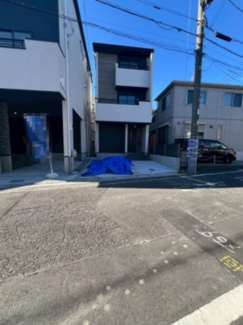 【前面道路含む現地写真】 | 美女木8期　１号棟 | 前面道路は約6.0mと広め。
車の出し入れもスムーズで安心です◎