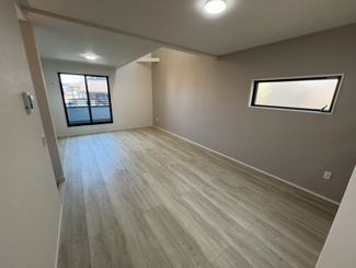 【居間・リビング】 | 美女木8期　１号棟 | 2階に配置された、日当たりの良い南東向きのリビングダイニング。
明るく開放的な空間です。
床暖房つきなので寒い冬でも快適に過ごせます。