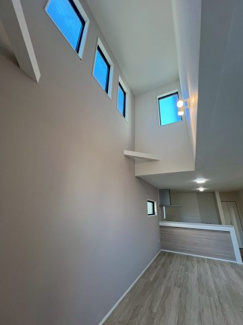 【居間・リビング】 | 美女木8期　１号棟 | 吹き抜けがあり、明るくやさしい光が差し込みます。
お部屋全体が明るく、開放感のある空間です。
思わずお昼寝したくなるような心地よさ。