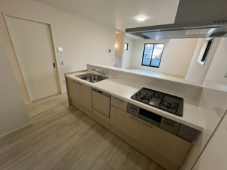 【キッチン】 | 美女木8期　１号棟 | 料理をする方にうれしい、換気のできる窓付きキッチン。
料理のにおいもお部屋にこもりにくく安心です◎
スペースにもゆとりがあり、2人で料理をしても快適。
食器洗浄乾燥機付きで、洗い物もらくチンです。