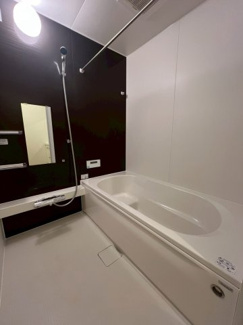 【浴室】 | 美女木8期　１号棟 | すっきりとしたデザインで、日々の疲れを癒すお風呂場。
浴室乾燥機つきで、雨の日のお洗濯も安心です◎