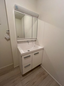【独立洗面台】 | 美女木8期　１号棟 | 三面鏡付きで、自分の目では見えにくい部分もきちんと身支度できる洗面台です。
収納もしっかり確保され、洗面台周りがすっきり見える空間になります。