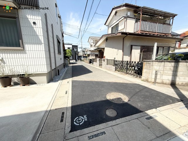 上尾市小泉15期　新築戸建　グラファーレ01の前面道路含む現地写真