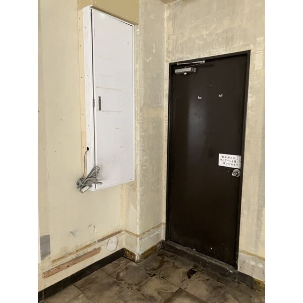 大阪市住之江区北加賀屋５丁目の店舗一部の玄関