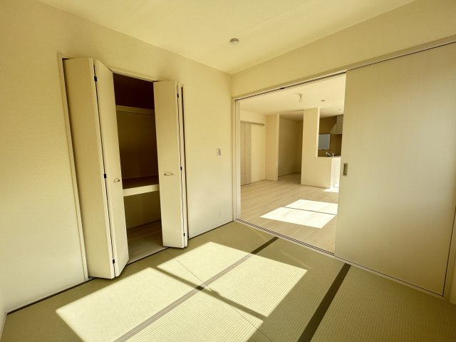 【LiveleGarden】宇都宮緑 第9 限定1邸の和室|〇4.5帖和室〇
和室は小さなお子様の遊び場にもに大活躍です。遊び疲れたらそのままお昼寝も。リビングと続き間に出来るので、くつろぎながら見守ることが出来ます。
※2026年2月撮影