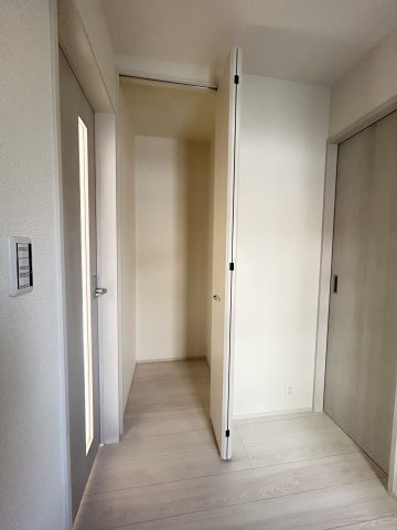 【LiveleGarden】宇都宮緑 第9 限定1邸の収納|玄関ホール正面にも収納があります。
ご家族共有で使えるのでお出かけ用グッズなどたっぷり収納できます！
※2026年2月撮影