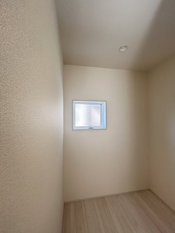【LiveleGarden】宇都宮緑 第9 限定1邸の収納|〇2Fストレージルーム〇
季節の家電などをスッキリと収納できるストレージルーム。
大型のスーツケースやゴルフバッグも余裕で収納可能！
※2026年2月撮影