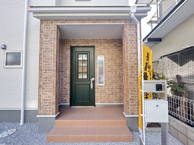 【LiveleGarden】宇都宮緑 第9 限定1邸のその他|異素材の外壁がかわいらしい印象の玄関♪
さりげなく個性を演出する、こだわりを感じます。
宅配ボックス付きで急なお荷物も確実に受け取れます！
※2026年2月撮影