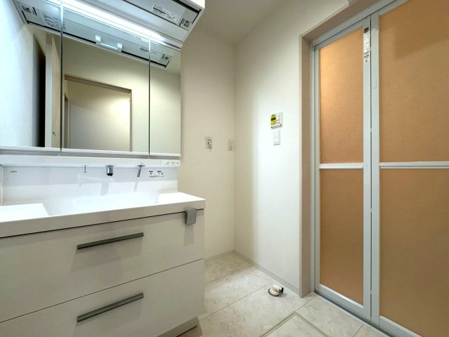 ◆２沿線利用可能◆南向きにつき陽当たり良好◆ウォークインクローゼット付き◆伏見区両替町十一丁目の独立洗面台|洗面化粧台