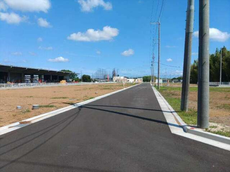 水戸市河和田町　売地の前面道路含む現地写真