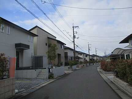 佐伯区石内東２丁目の前面道路含む現地写真