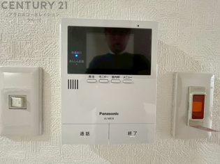 訪問者が来たときにテレビ画面で確認できるため、安心してドアを開けられます。録画機能があるものもあり、留守中に来訪者を記録しておくことができます。利便性が高く、セキュリティ面でも安心です。
