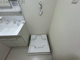 洗濯物の仕分け作業がしやすく、整理整頓が容易になります。洗濯音や湿気を他の部屋に持ち込まず、生活環境を快適に保ちます。上部を活用すれば収納スペースを確保でき洗剤や洗濯用品の整理もしやすくなります。