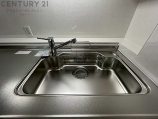 大きなシンクでお鍋などの大きな調理器具を洗う際にも便利です。