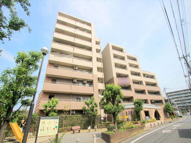 【外観】 | ライオンズヒルズ朝霞台　(志木本店) | ペットと暮らせるマンション。オートロック付きなので安心してお住まいいただけます。