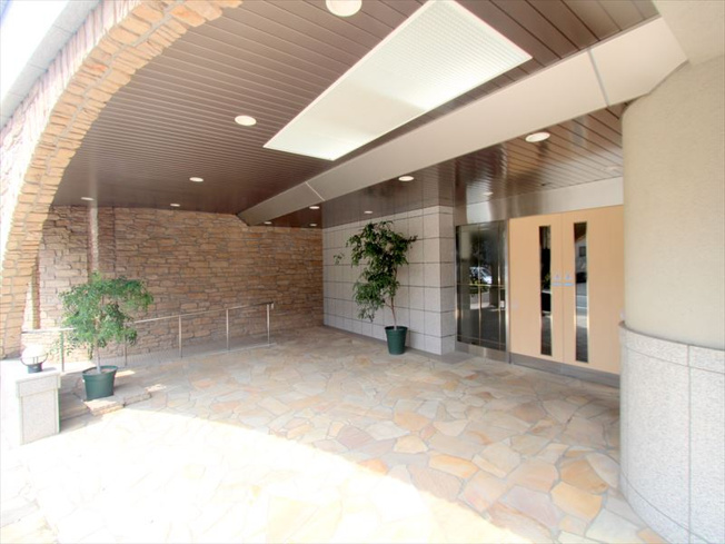 【エントランス】 | ライオンズヒルズ朝霞台　(志木本店) | オートロック完備で女性やお子様も安心してお住まいいただけます。