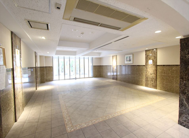 【エントランス】 | ライオンズヒルズ朝霞台　(志木本店) | エアコン完備のエントランスホール。