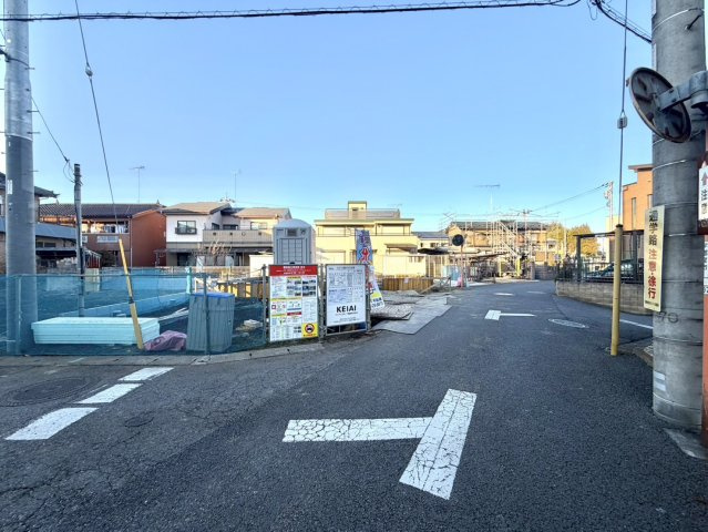 -LIGARE-　宇都宮市中久保4期　２号棟の前面道路含む現地写真|『角地』　前面道路南側（私道位置指定道路）約4.6ｍ・南東側（私道・公道）約4ｍ