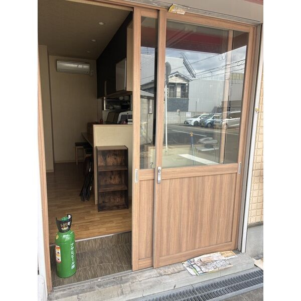 大阪市生野区巽西２丁目の店舗一部のエントランス